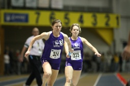 Jen Perrault hands off the baton in the 4x200m relay at the 2009 CIS Track and Field Championships, Windsor